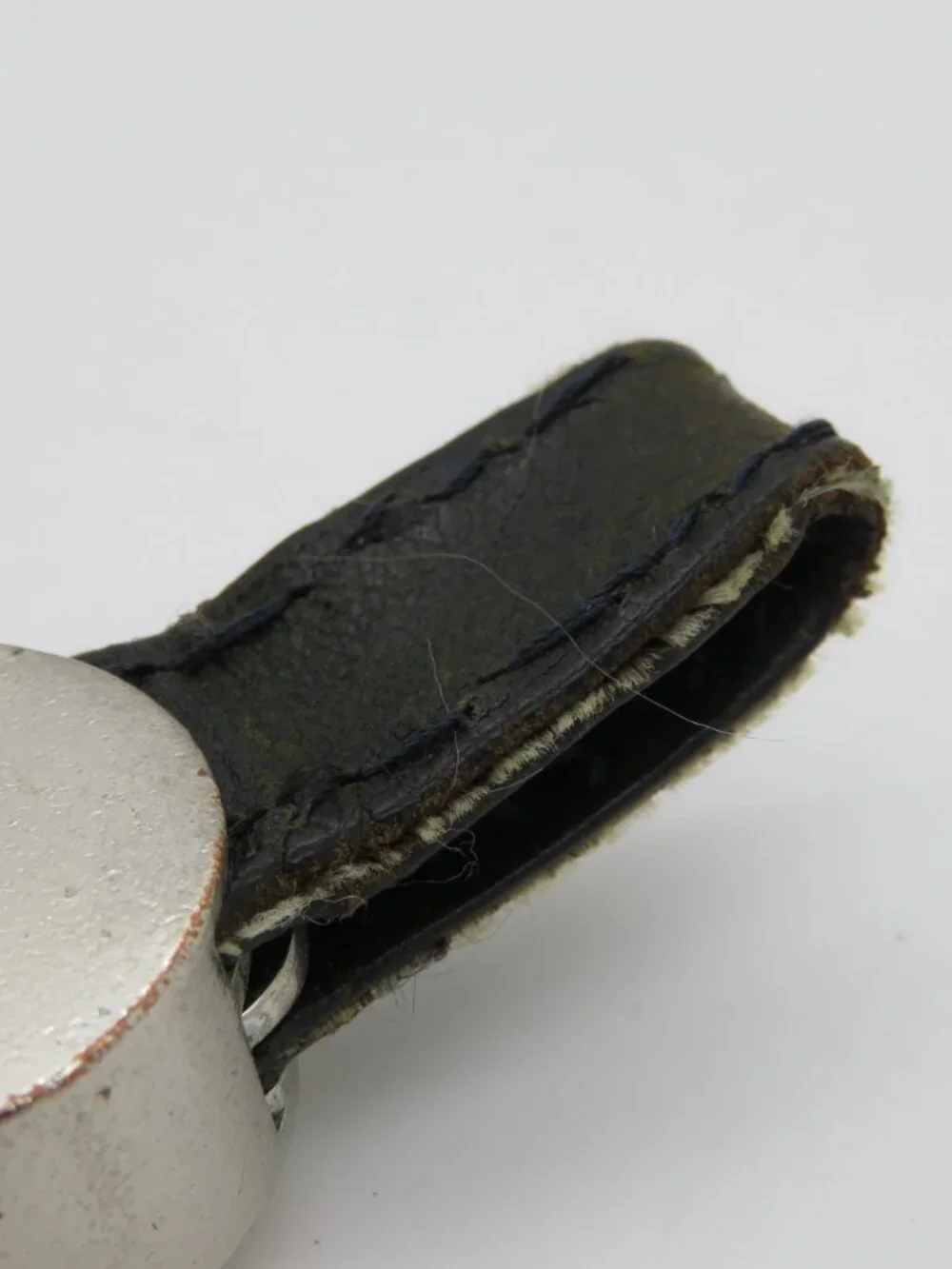 Tumi MCMLXXV Logo Black Leather Strap Silver‑Tone Metal Key Fob Key Ring